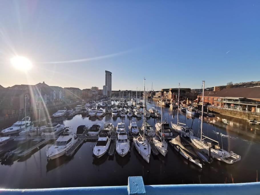 The Quay - Harbour View - By Tifa Stays Swansea Exterior foto